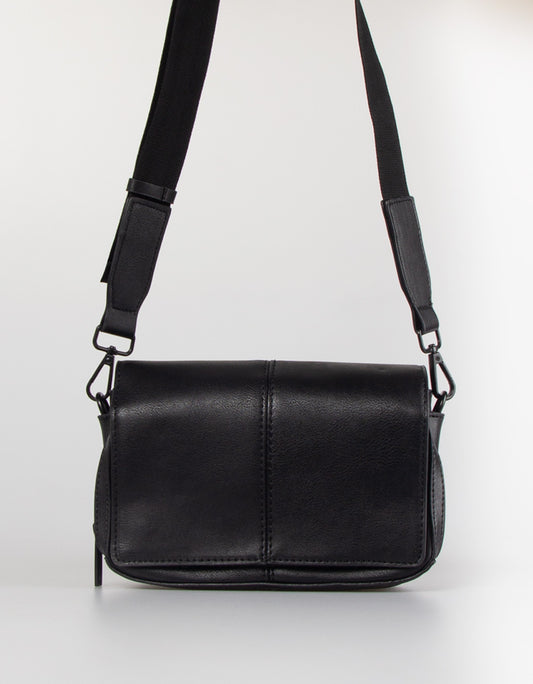 Duffel bag with shoulder strap