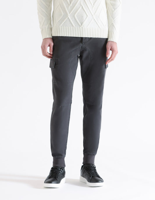 Pantaloni cargo con elastico alle caviglie