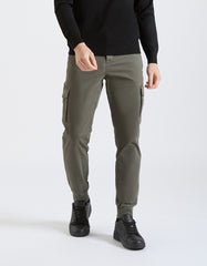 Pantaloni cargo con elastico alle caviglie