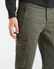 Pantaloni cargo con elastico alle caviglie