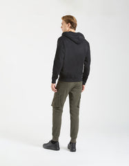 Pantaloni cargo con elastico alle caviglie