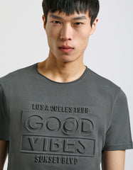 T-shirt con stampa a rilievo