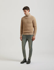 Maglia collo alto con treccia