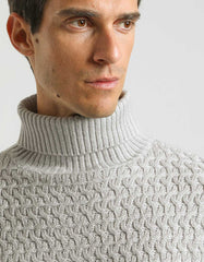 Maglia collo alto con treccia