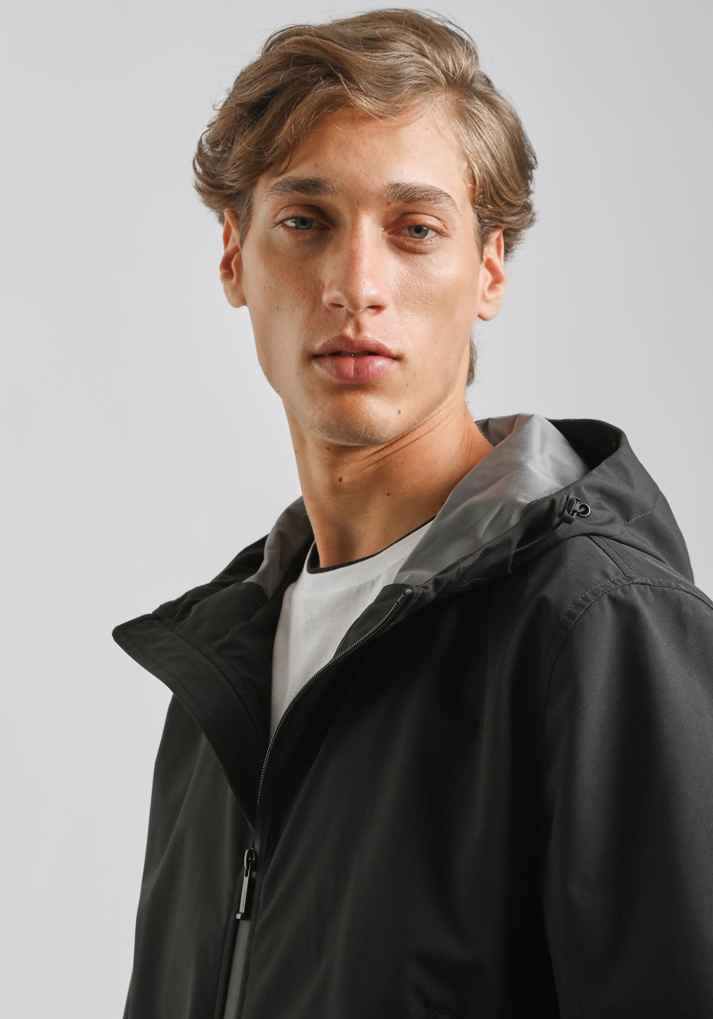 Giubbotto bomber in tessuto tecnico con cappuccio|Colore:Nero