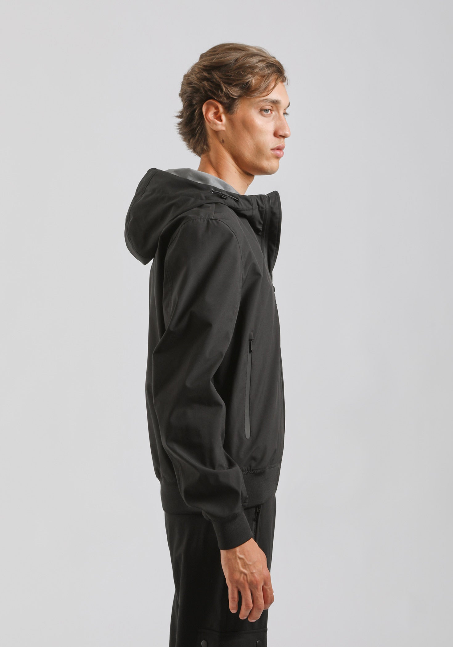 Giubbotto bomber in tessuto tecnico con cappuccio|Colore:Nero