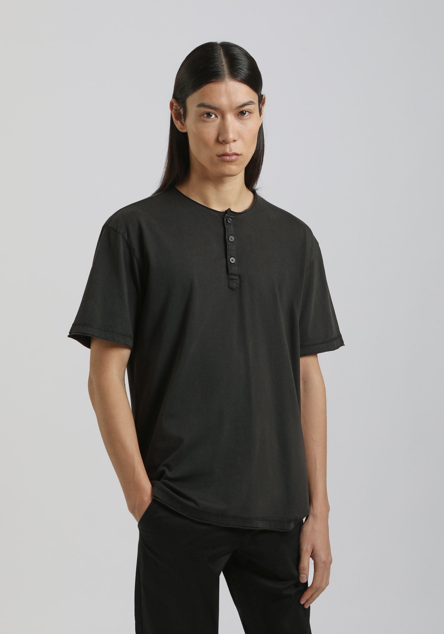 T-shirt collo serafino|Colore:Nero