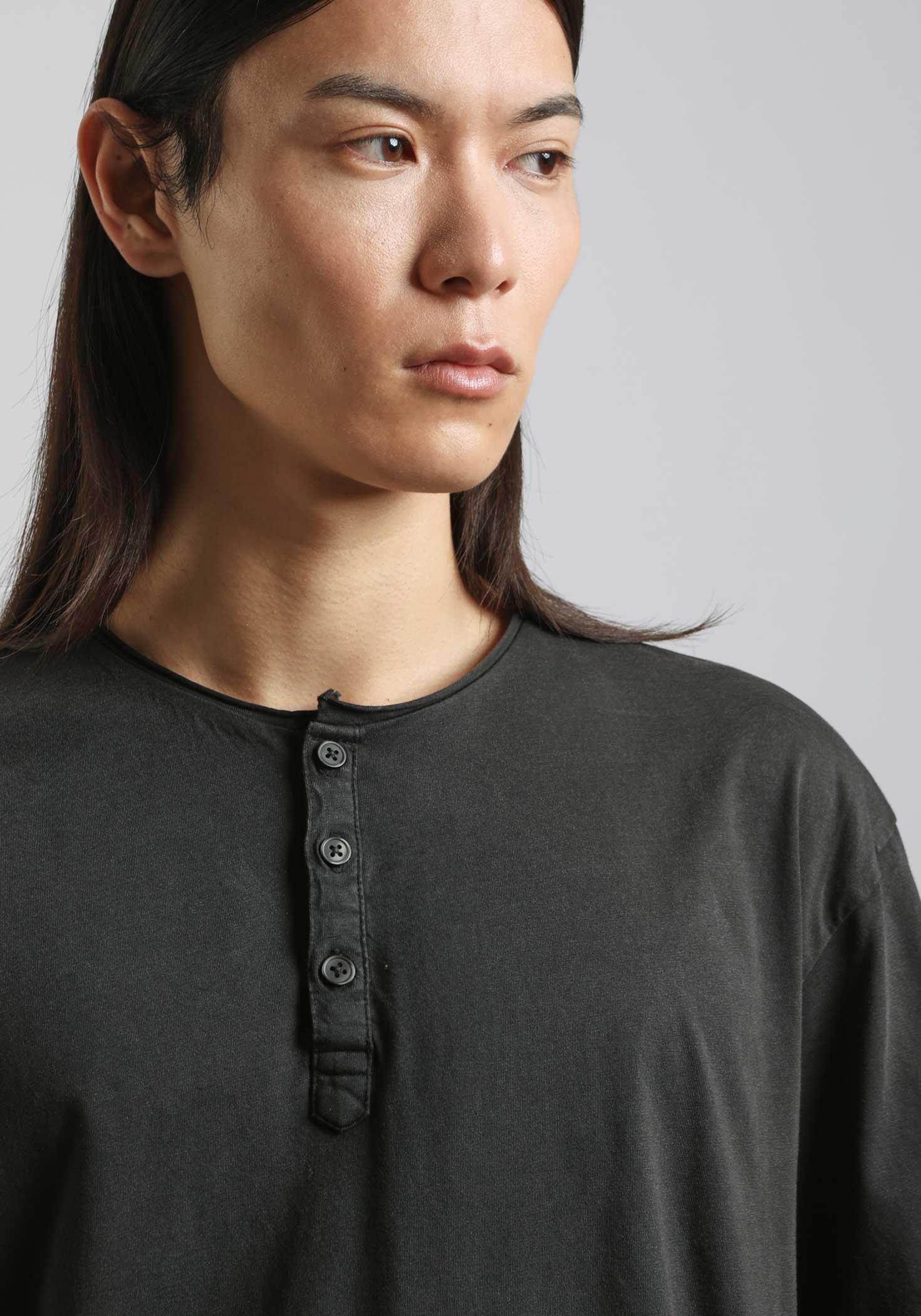 T-shirt collo serafino|Colore:Nero