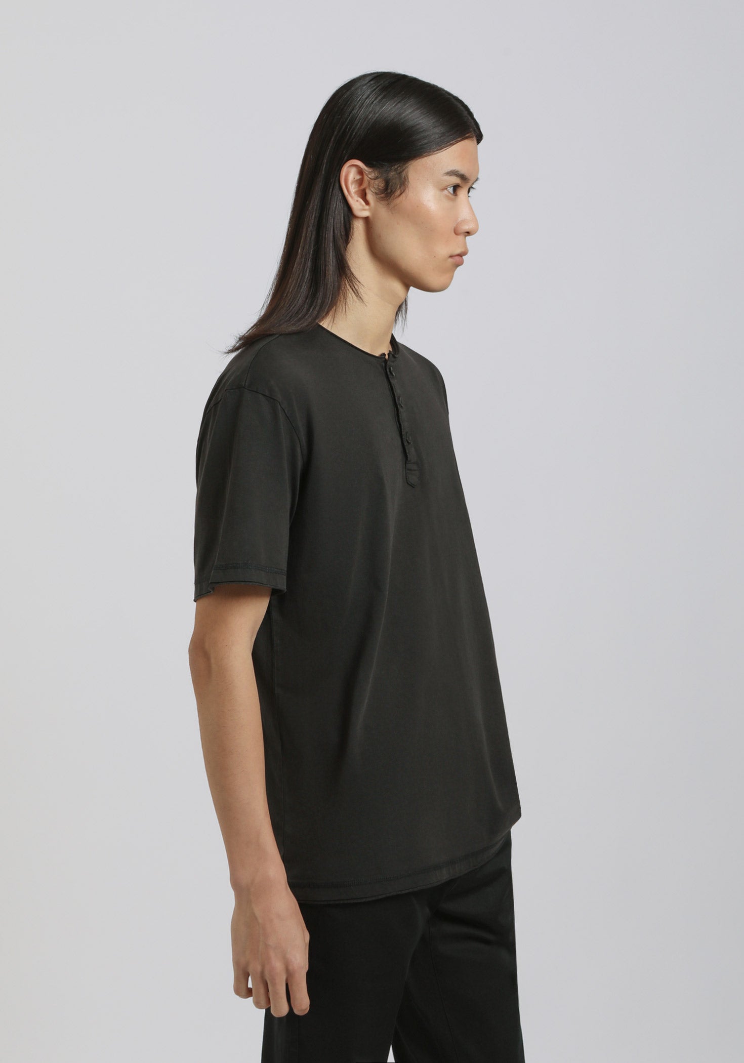 T-shirt collo serafino|Colore:Nero