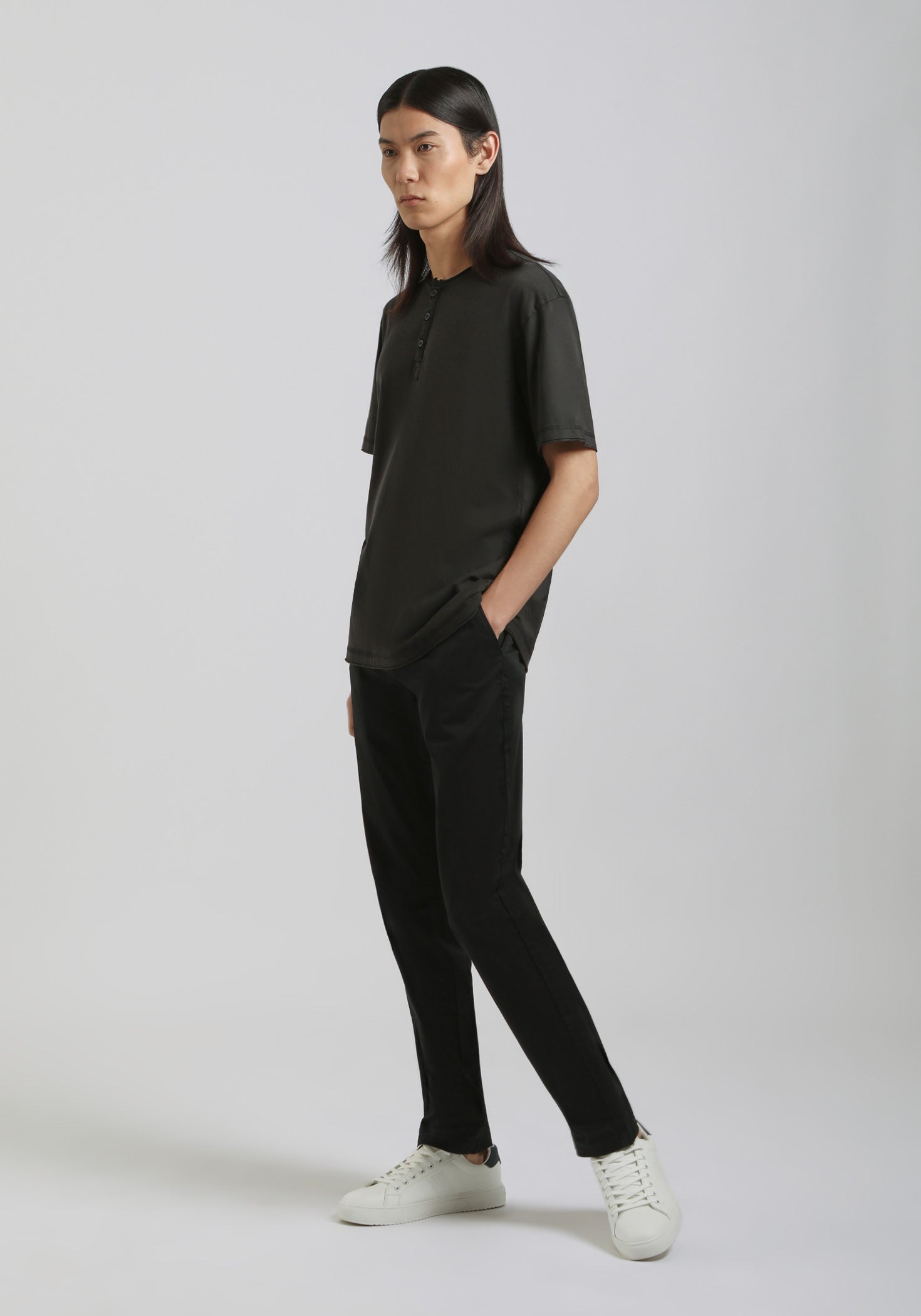 T-shirt collo serafino|Colore:Nero