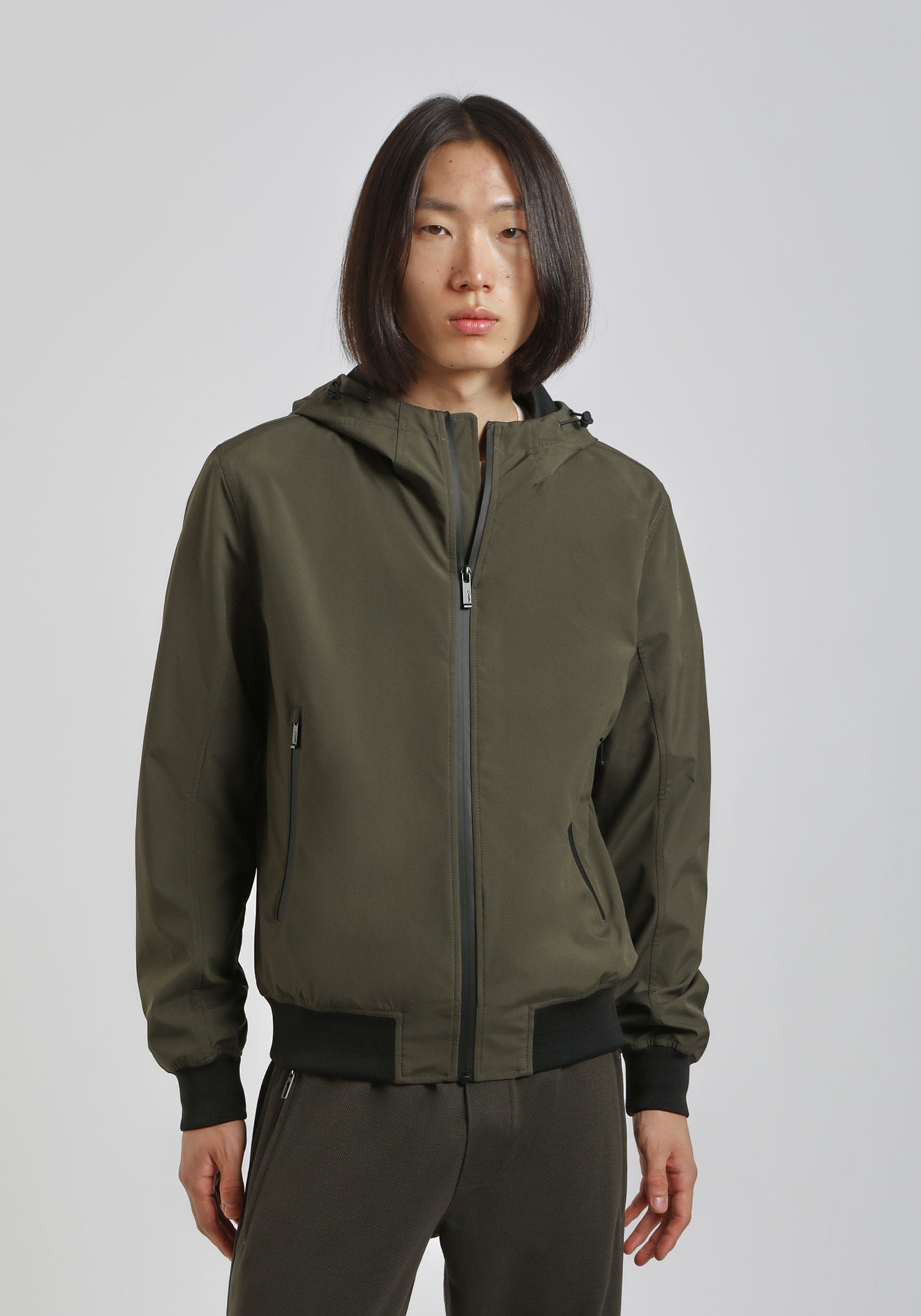 Giubbotto bomber in tessuto tecnico con cappuccio|Colore:Militare