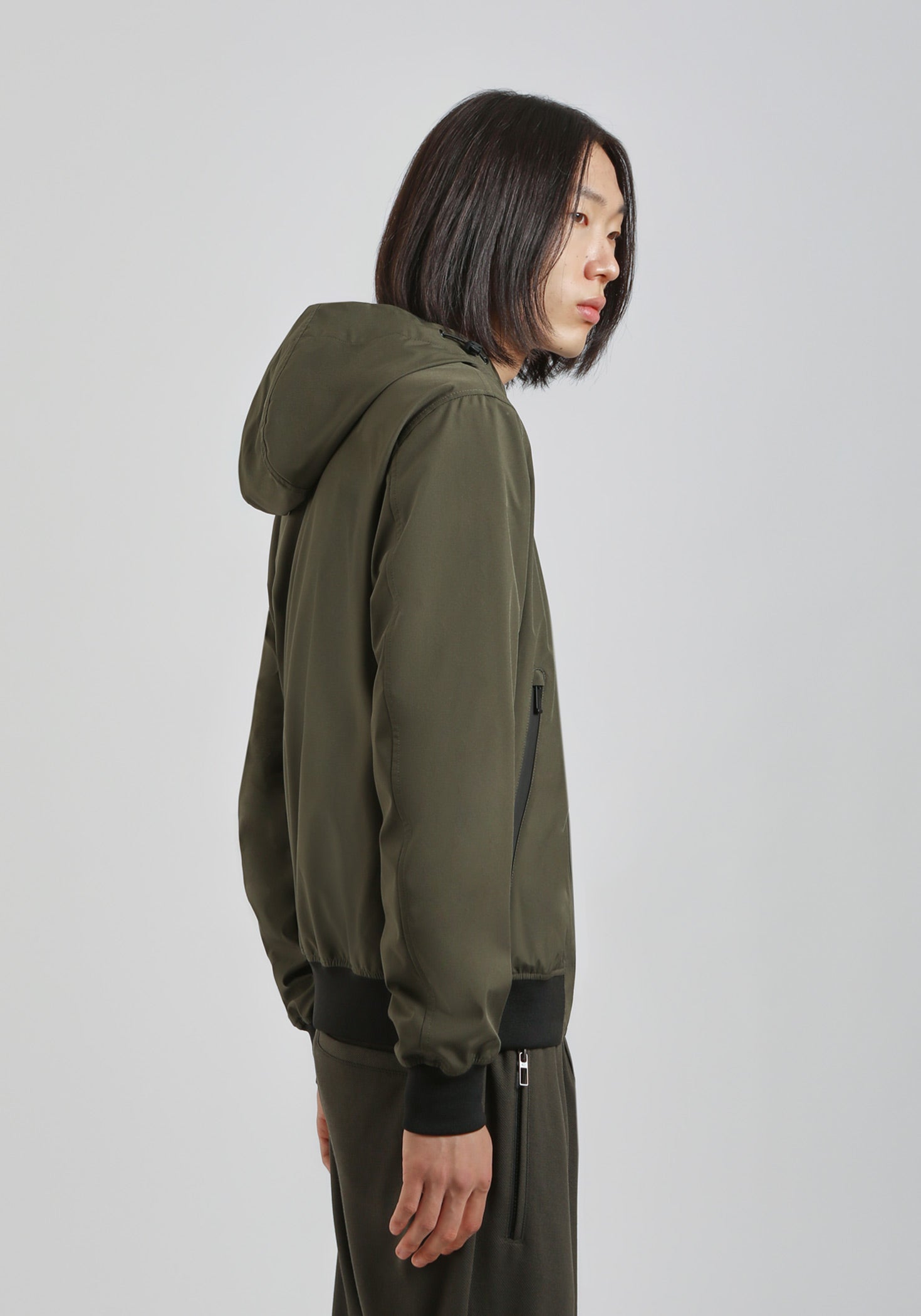 Giubbotto bomber in tessuto tecnico con cappuccio|Colore:Militare