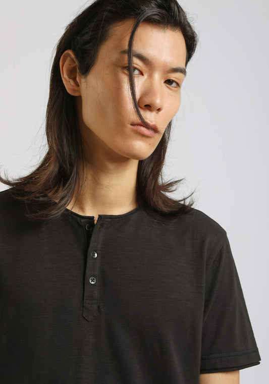 T-shirt collo serafino|Colore:Nero