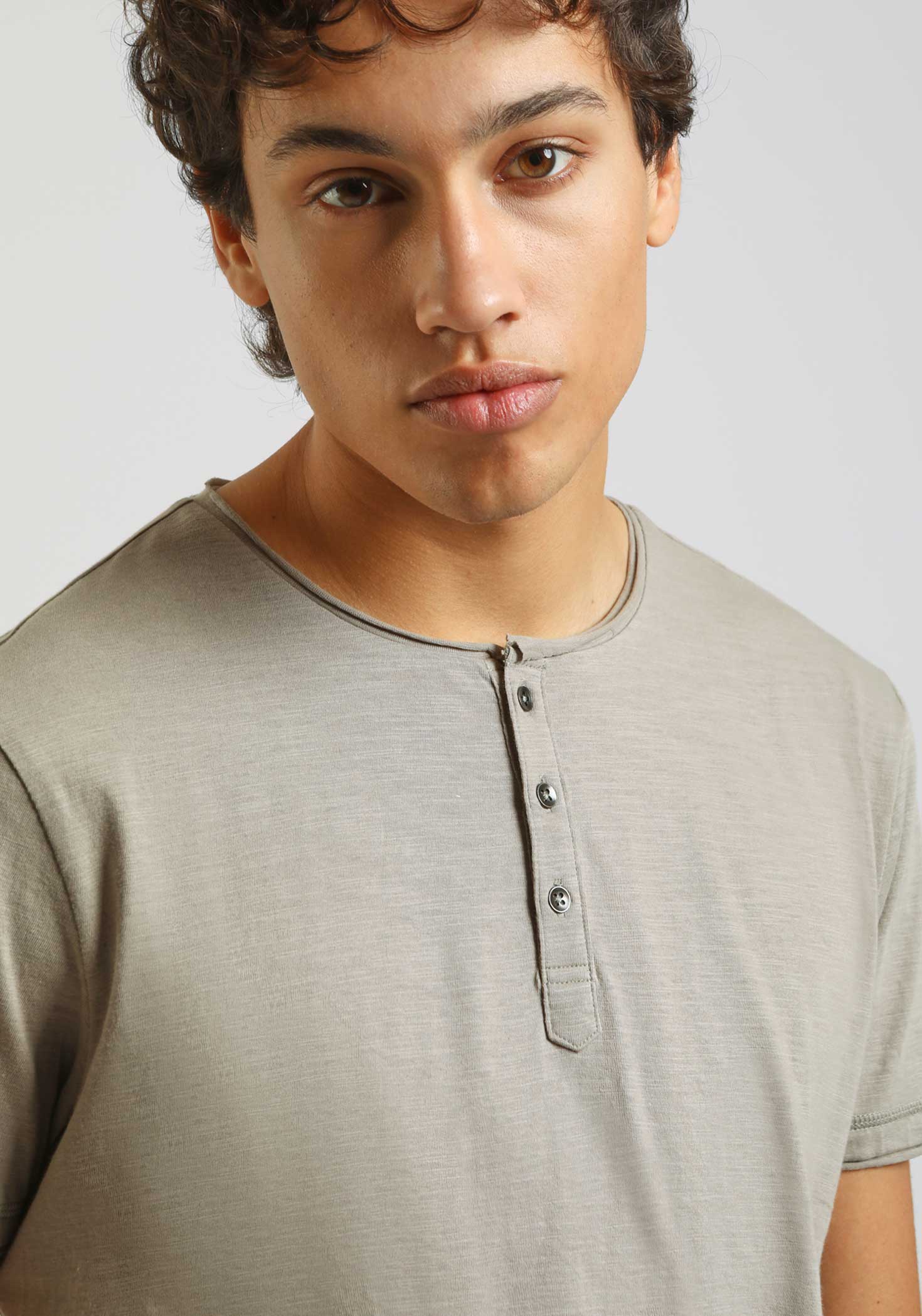 T-shirt collo serafino|Colore:Grigio medio