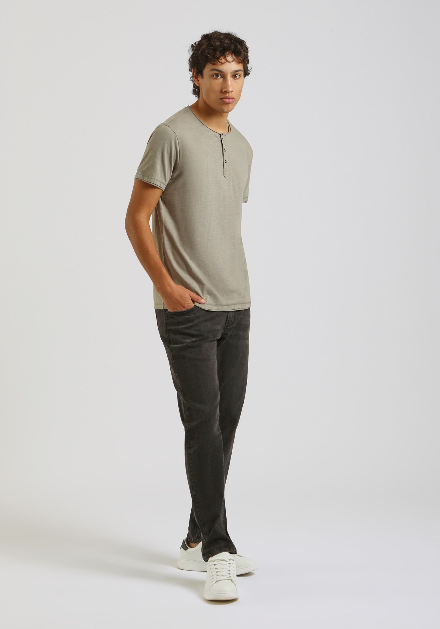 T-shirt collo serafino|Colore:Grigio medio