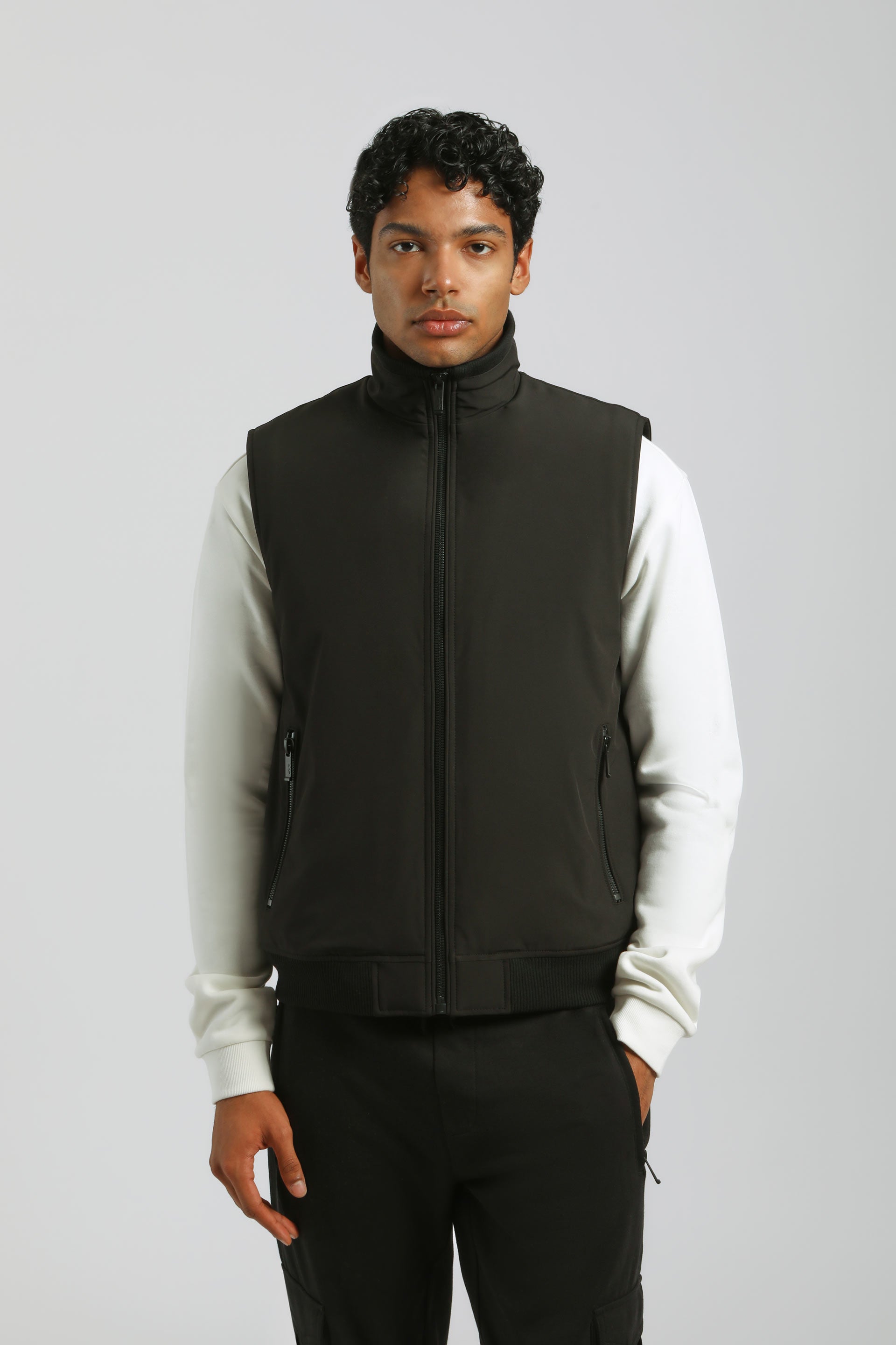 Smanicato con collo lupetto|Colore:Nero