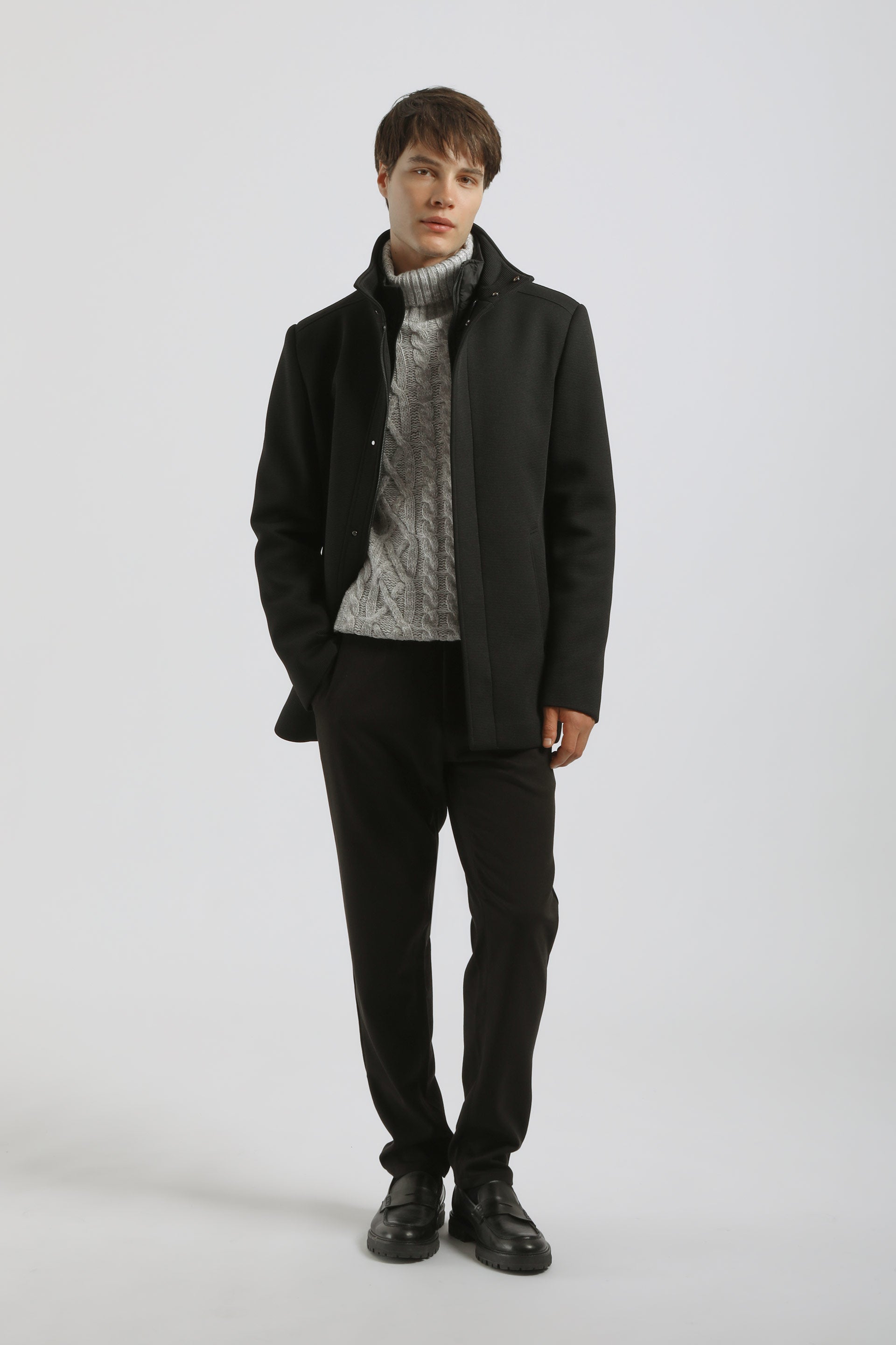 Cappotto corto con collo lupetto|Colore:Nero