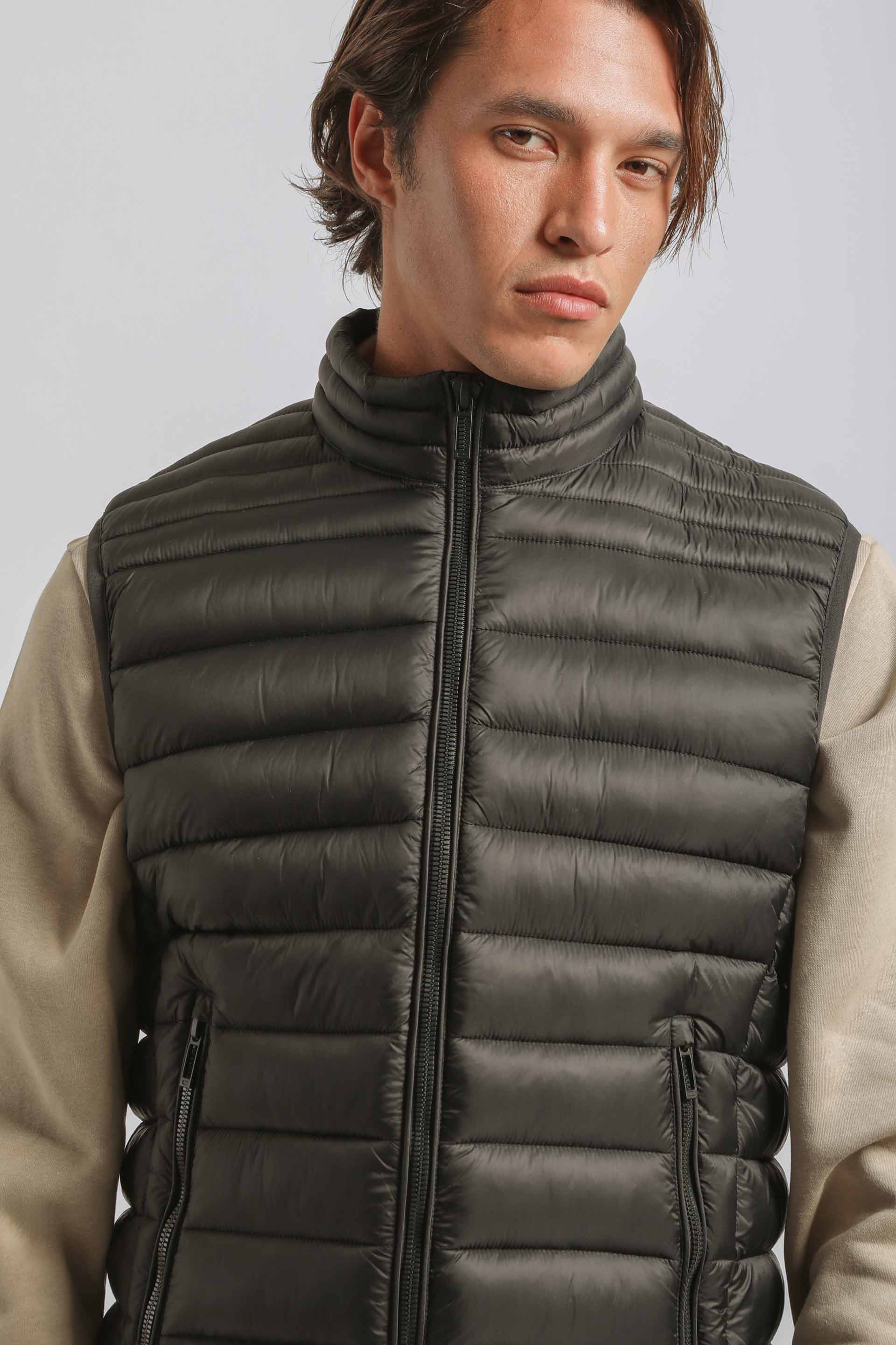 Smanicato imbottito collo lupetto|Colore:Nero