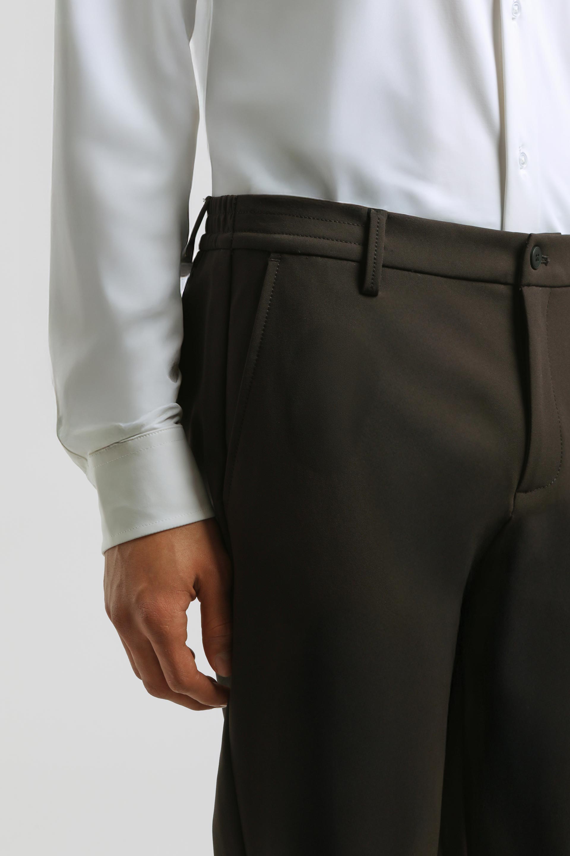 Pantaloni chino in tessuto tecnico|Colore:Moro