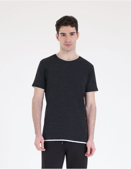 T-Shirt with contrasting edges