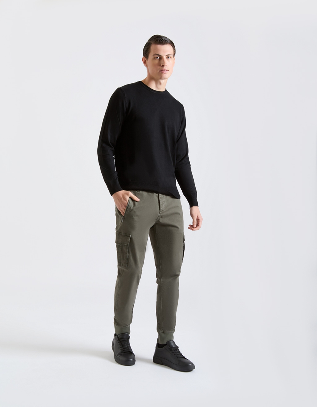 Pantaloni cargo con elastico alle caviglie