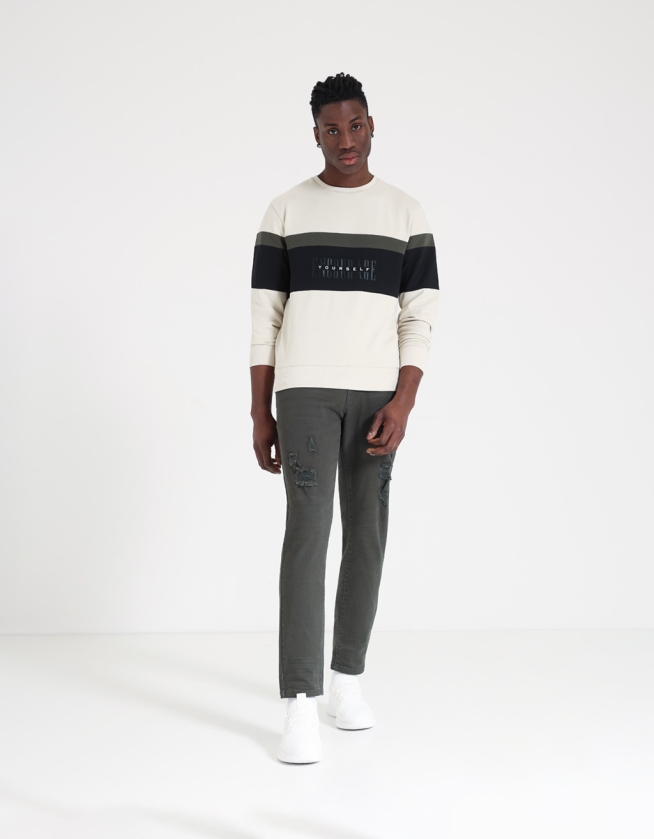 Pantaloni con strappi